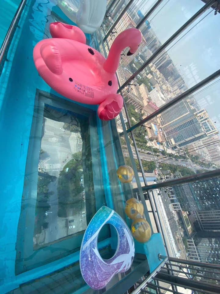 Piscina com painel de parede acr&iacute;lico