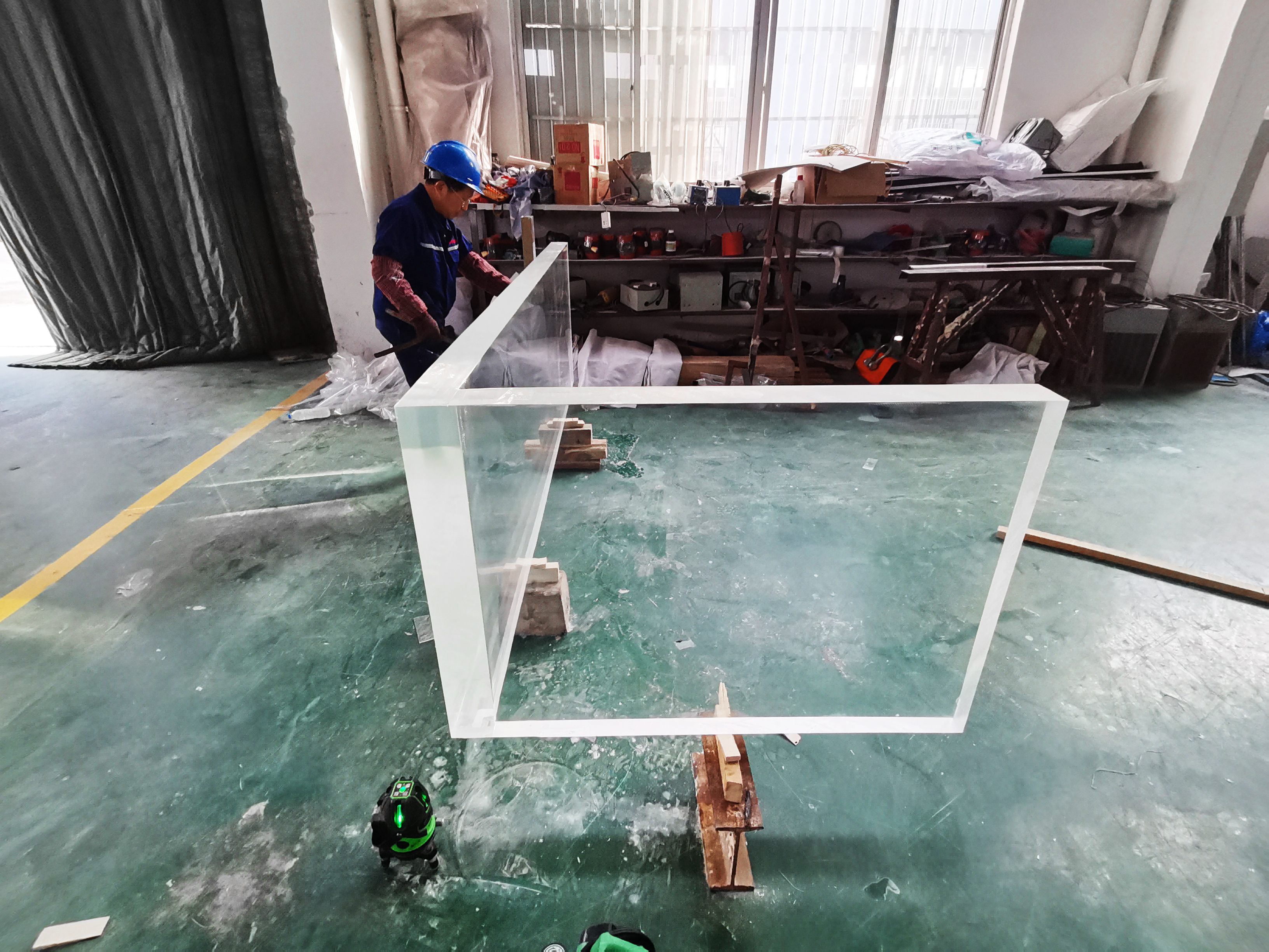 Instala&ccedil;&atilde;o de parede de piscina em acr&iacute;lico - LEYU ACRYLIC
