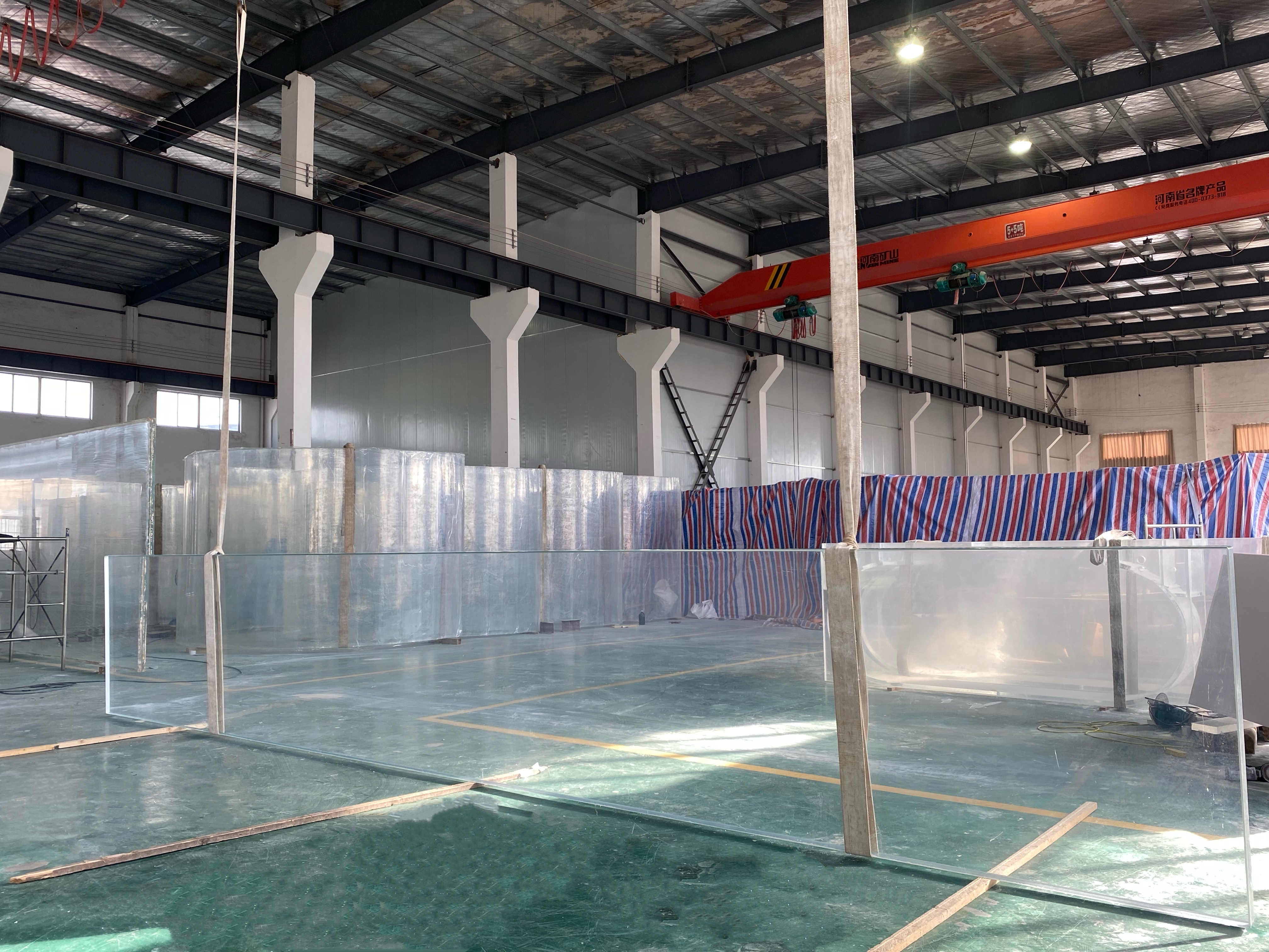 Painel acr&iacute;lico para parede de piscina - LEYU