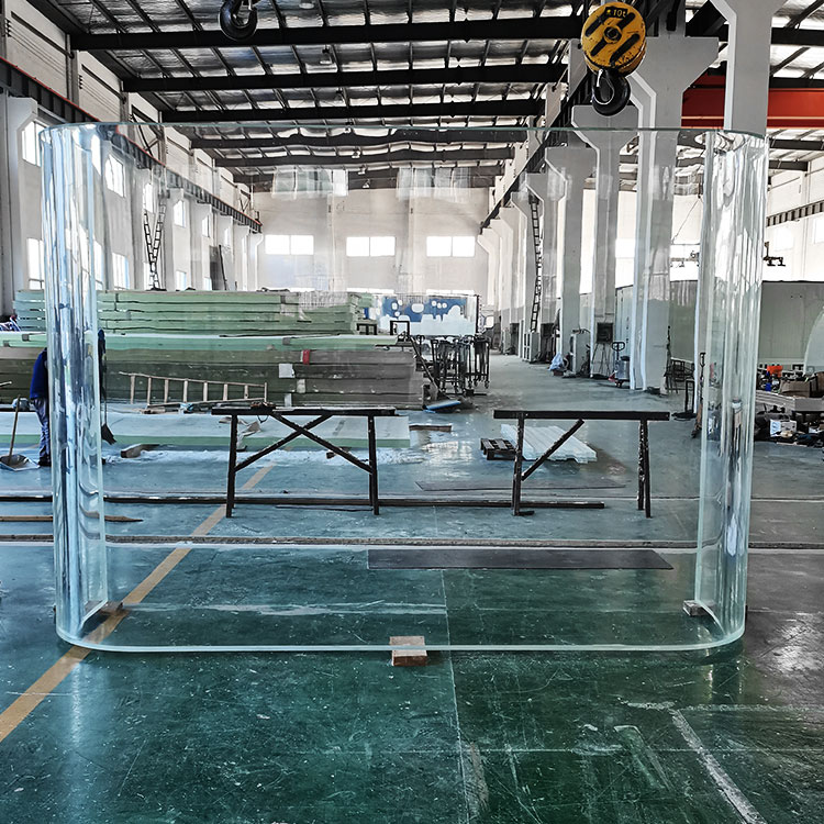 Painel acr&iacute;lico em forma de U - f&aacute;brica