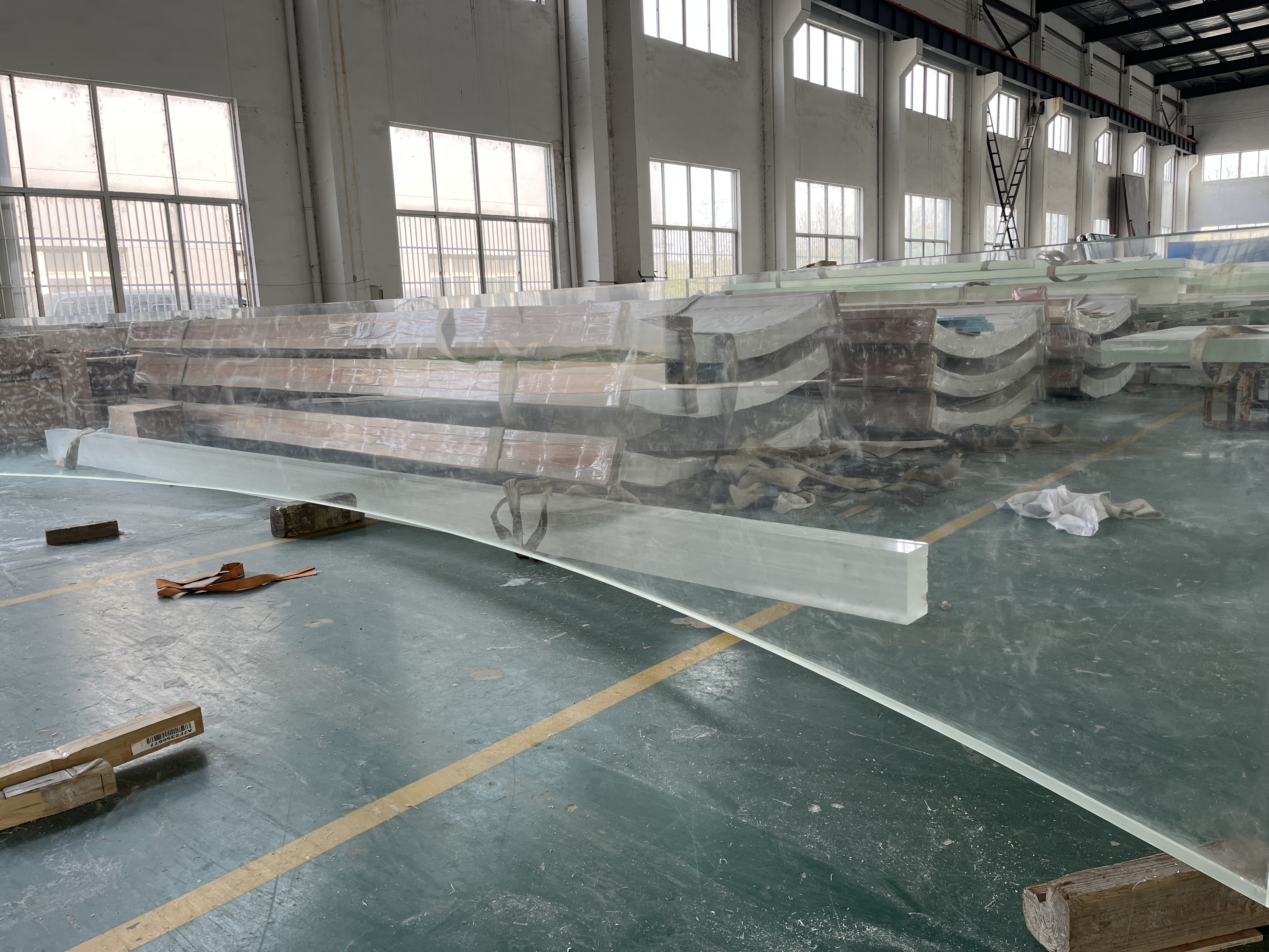 Painel curvo acr&iacute;lico + f&aacute;brica