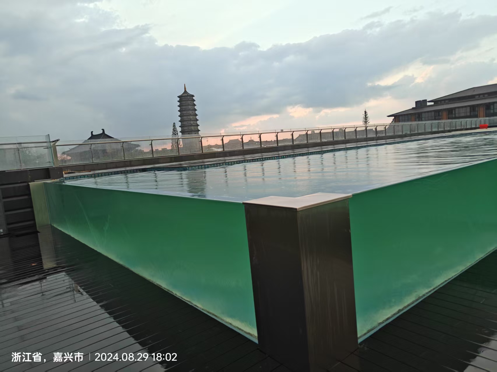 Painel acr&iacute;lico para piscina - LEYU