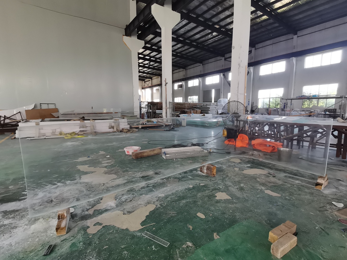 Imagens para piscina apoiada em janela de acrílico de 4 lados - Leyu