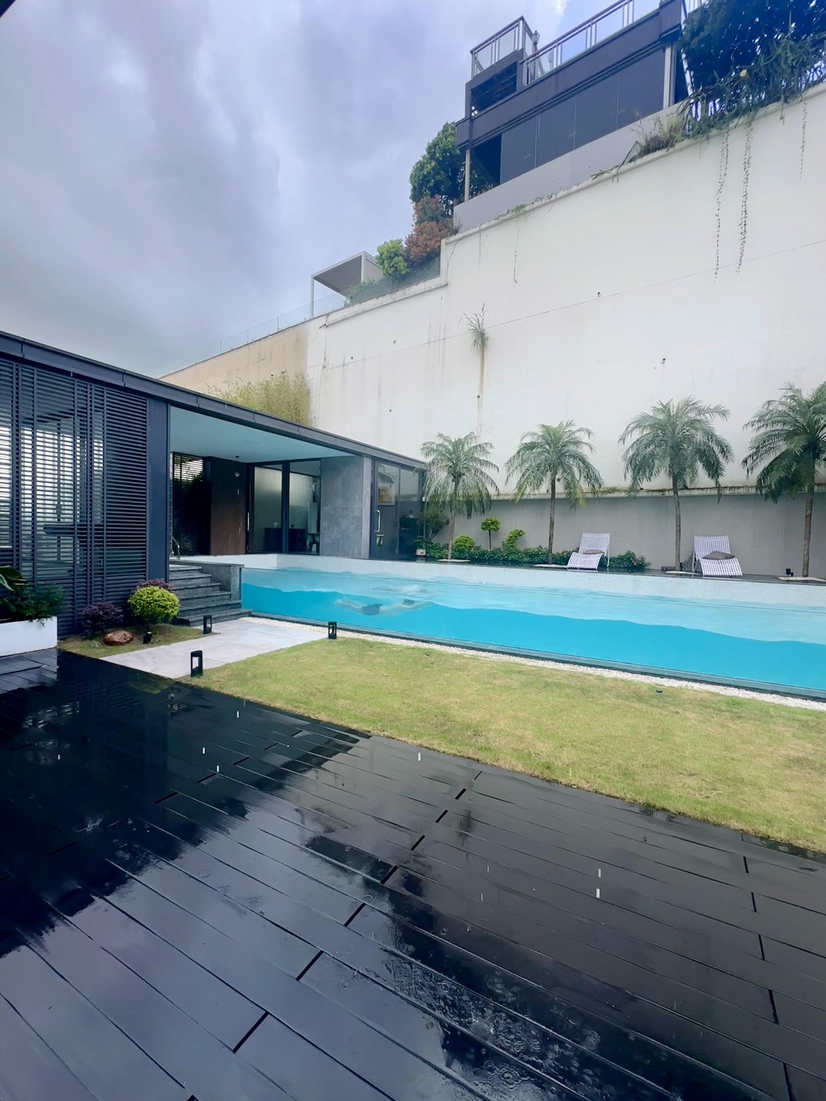 Projetos personalizados de piscinas de acrílico: o auge do setor imobiliário de luxo
