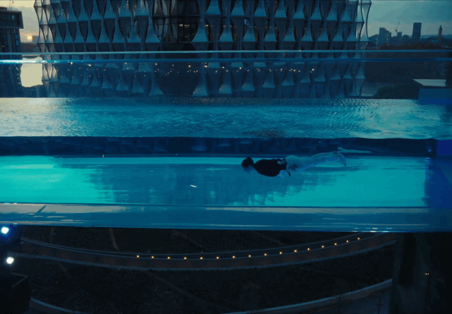 Qual deve ser a espessura de um painel de acrílico para piscina?