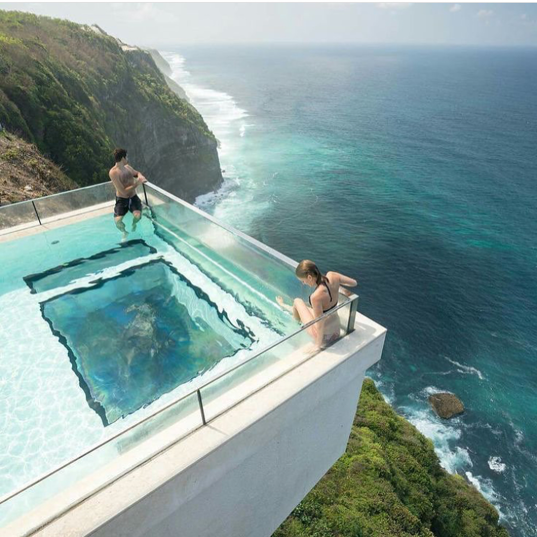 Abraçando o Futuro: Piscina de Acrílico no Oriente Médio - Dubai