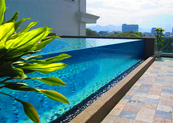 Por que usar material acrílico para piscina transparente?