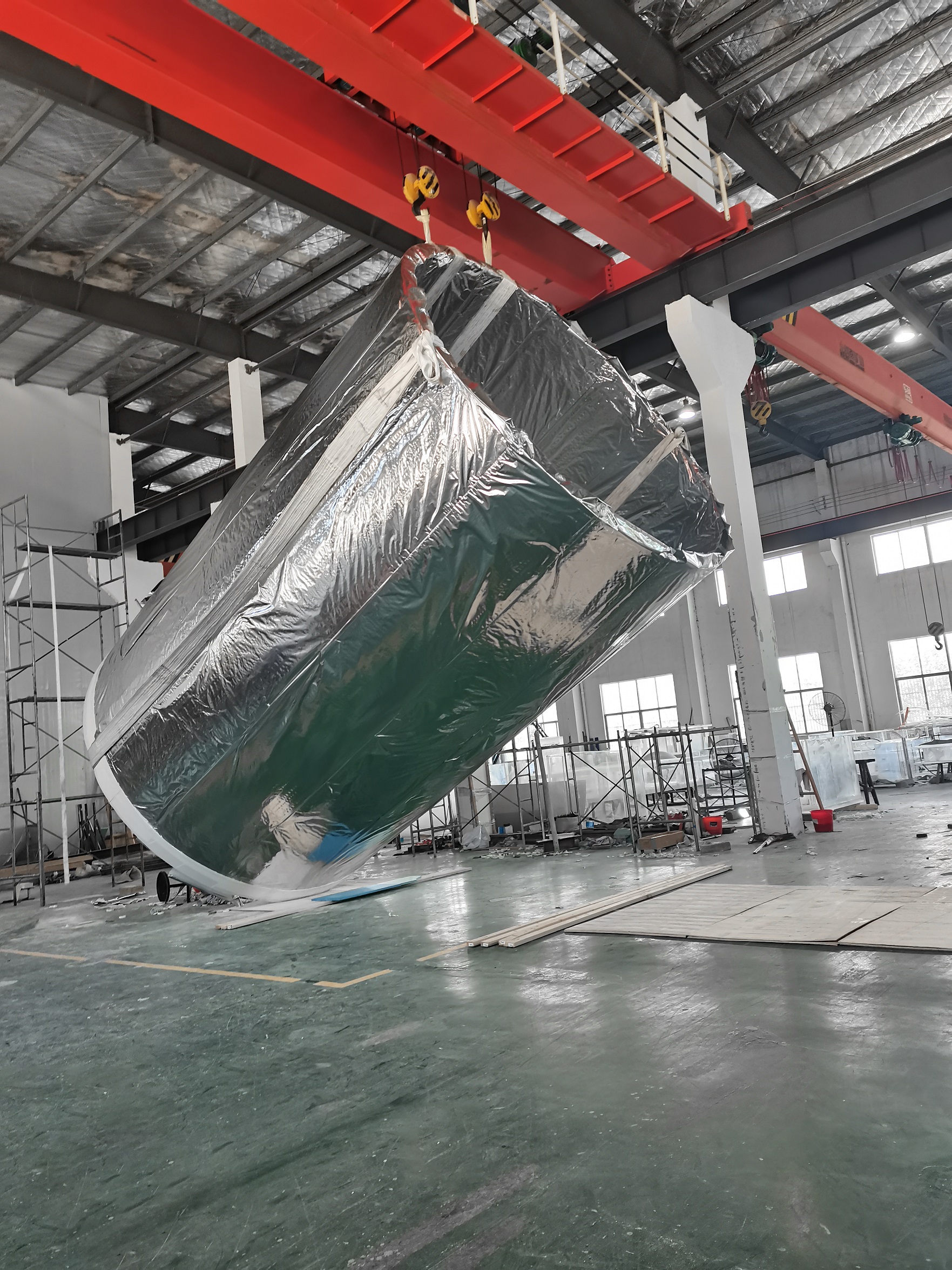 Fabricação e instalação de cilindro acrílico de grande porte - LEYU