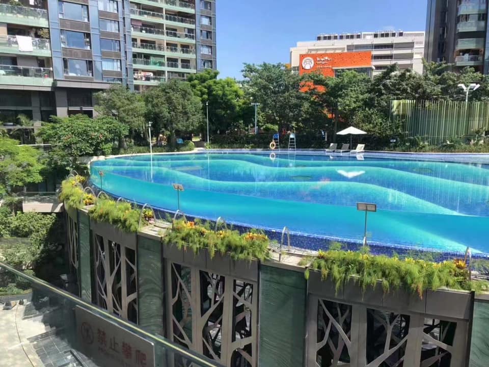Grande piscina de acrílico nas Filipinas: luxo cristalino para um paraíso tropical