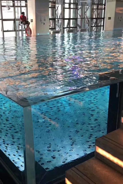 Descubra a elegância e funcionalidade dos designs internos de piscinas de acrílico