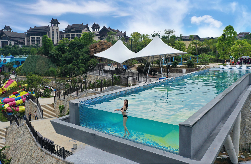 Pista de dança com cobertura acrílica para piscina: uma mistura perfeita de elegância e funcionalidade